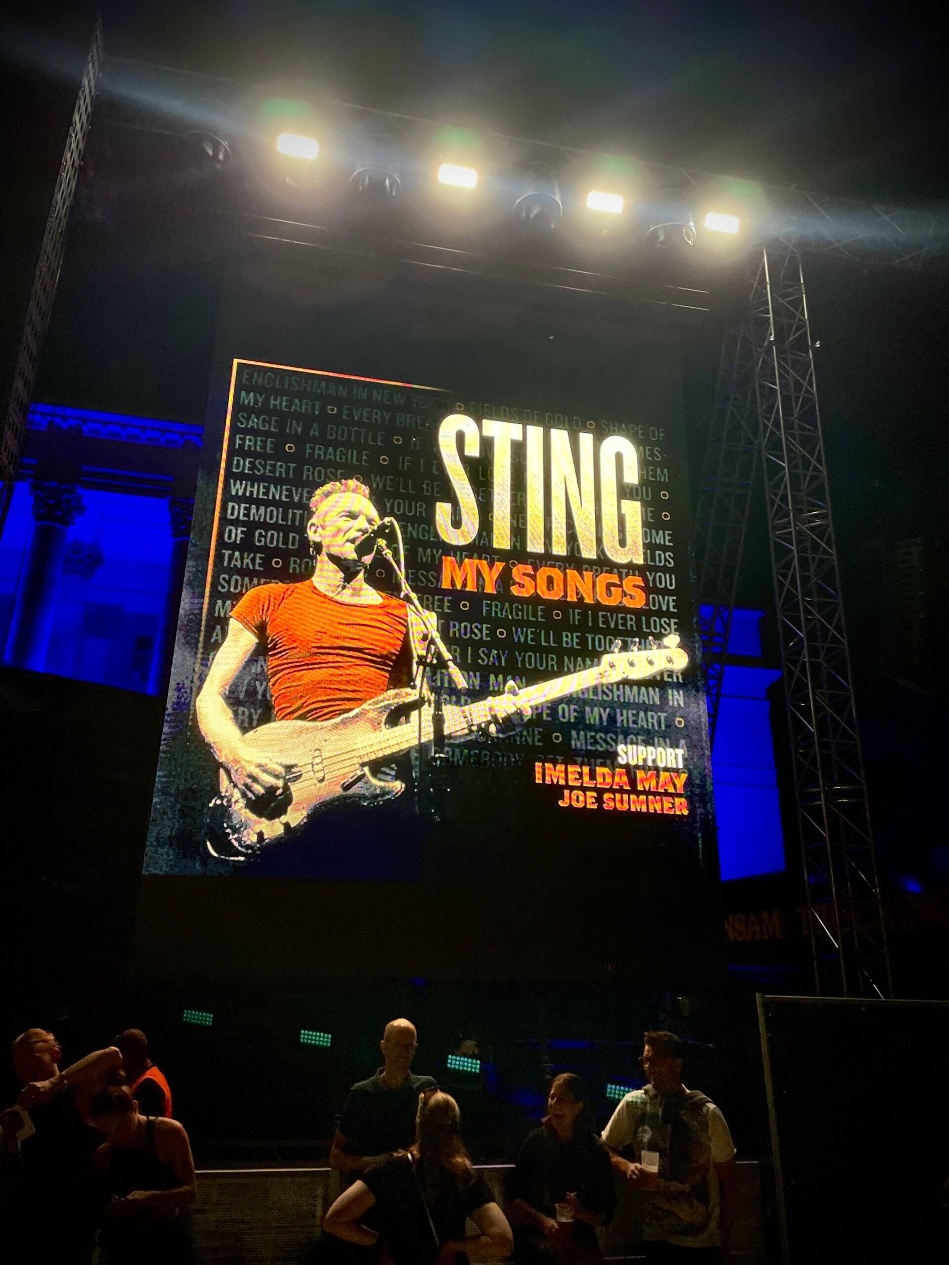 Sting steht auf der Bühne und spielt Gitarre